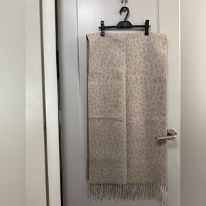 *NWOT* Club Monaco 100% Wool Thisbee Scarf Beige Léopard Patterned with Fringe